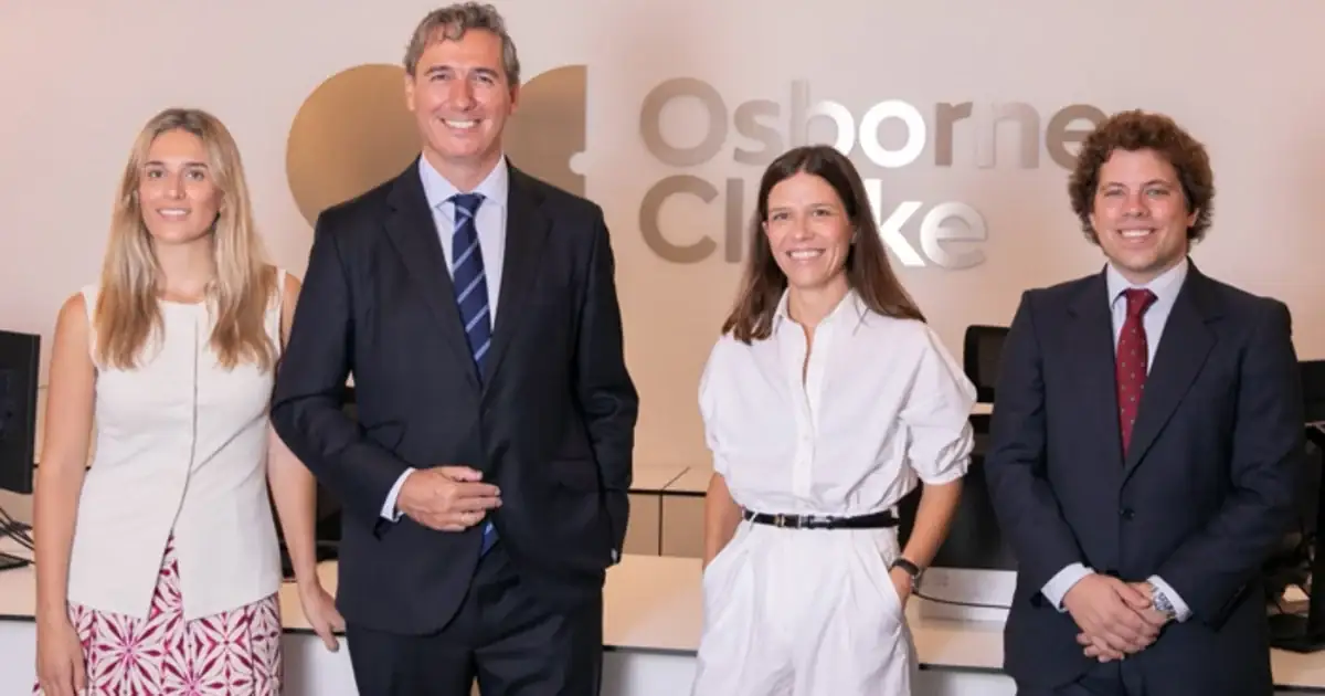 Foto del equipo del fichaje Osborne Clarke: Guillermo Rodrigo, Paloma Alcón, Lucía García Ovies y Jaime Armijo