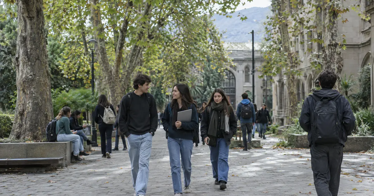 Imagen generada con IA: estudiante revisando un formulario en una biblioteca universitaria